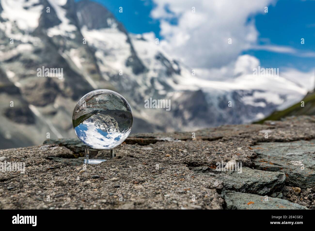 Blick durch eine Glaskugel zum Großglockner, 3798 m, Kaiser-Panoramaweg, Kaiser-Franz-Josefs-Höhe, Großglockner-Gebiet, Großglockner Hochalpenstraße, Nationalpark hohe Tauern, Kärnten, Österreich Stockfoto
