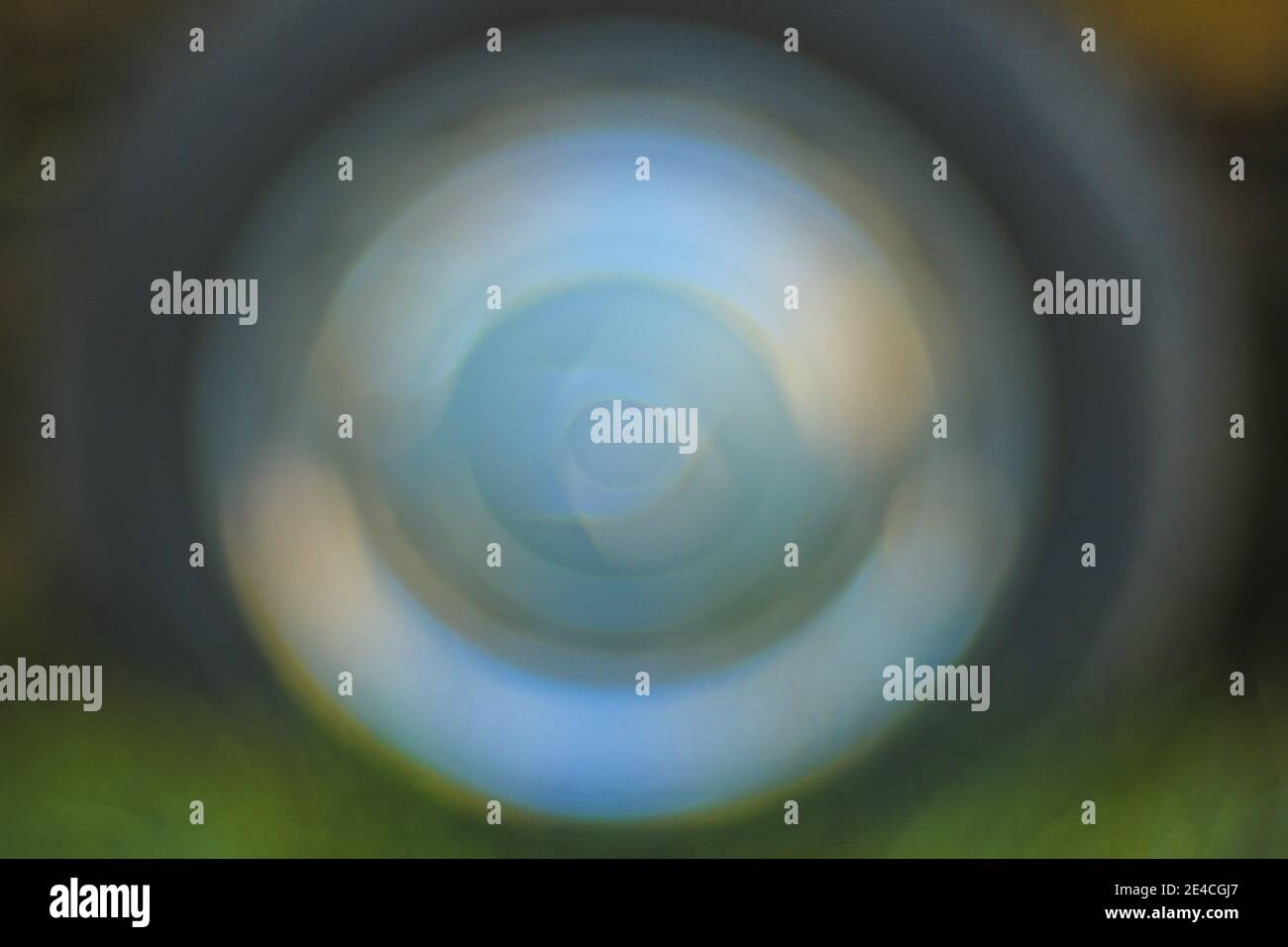 Hubcap auf Autoreifen, abstrakte, emotionale Unschärfe, Hintergrund / Grafik / Komposition / echte Fotografie ohne Weichzeichner Filter Stockfoto