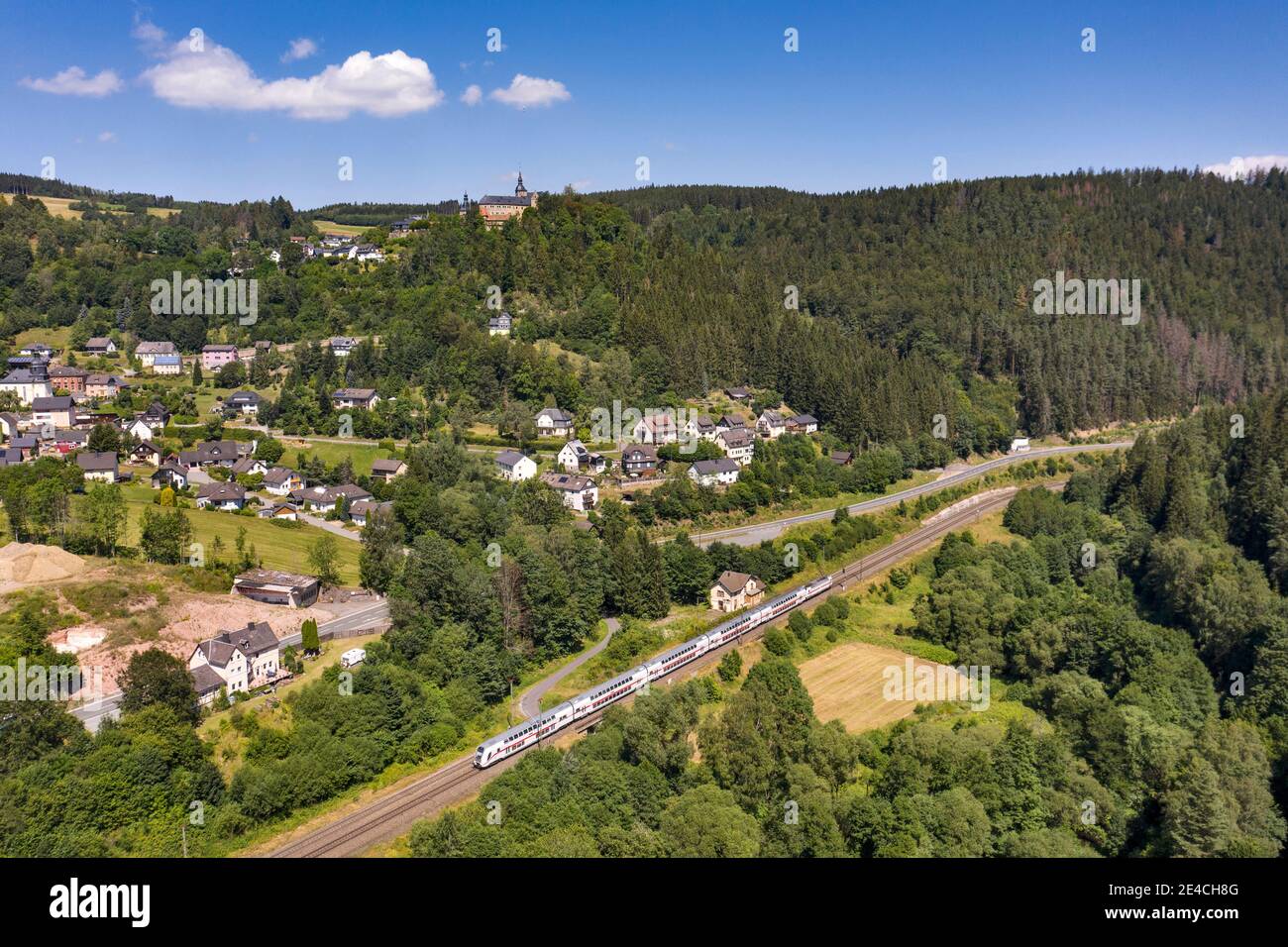 Deutschland, Bayern, Lauenstein, Lauenstein Schloss, Häuser, Zug, Wald, Landschaft, Luftbild, schräge Ansicht Stockfoto