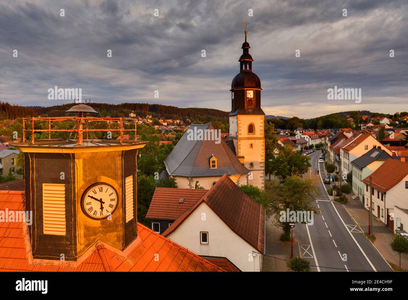 Deutschland, Thüringen, Ilmenau, Langewiesen, Rathausuhr, ehemaliges Rathaus, Hauptstraße, Häuser, Kirche, Morgenlicht Stockfoto