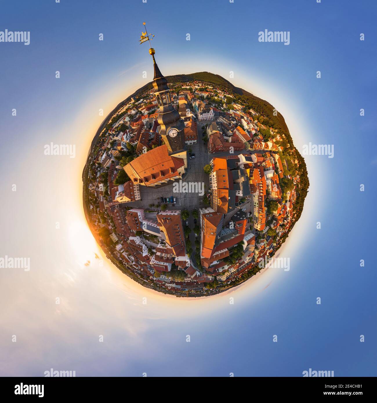 Deutschland, Thüringen, Ilmenau, Stadt, Kirchturm, Sonnenaufgang, Übersicht, Luftaufnahme, kugelförmiges Panorama Stockfoto