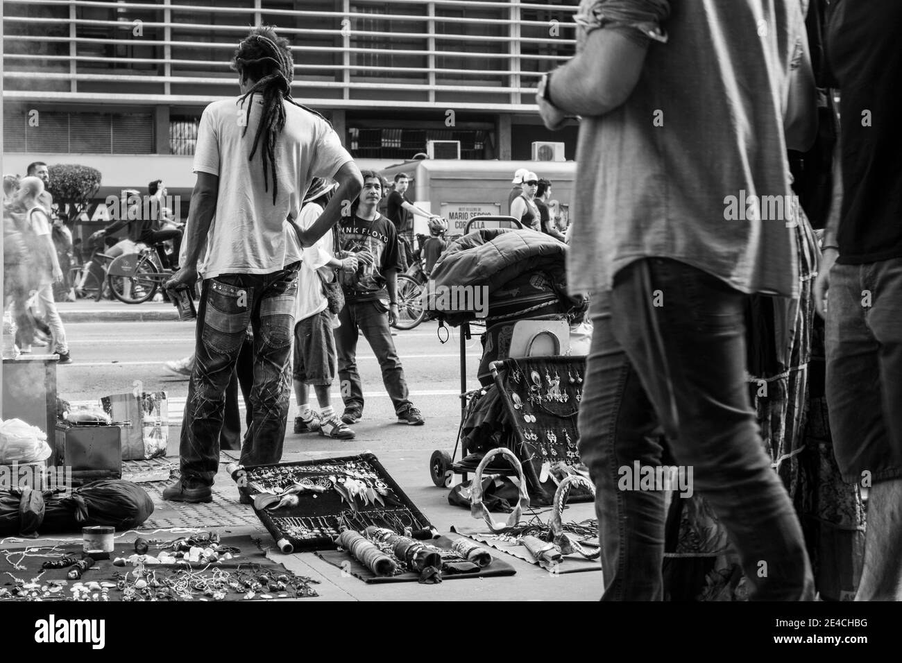 Sao Paulo / Sao Paulo / Brasilien - 08 19 2018: Schwarzer Mann mit Haaren voller Furcht, der seine Waren auf der Straße verkauft [Schwarz-Weiß-Version] Stockfoto