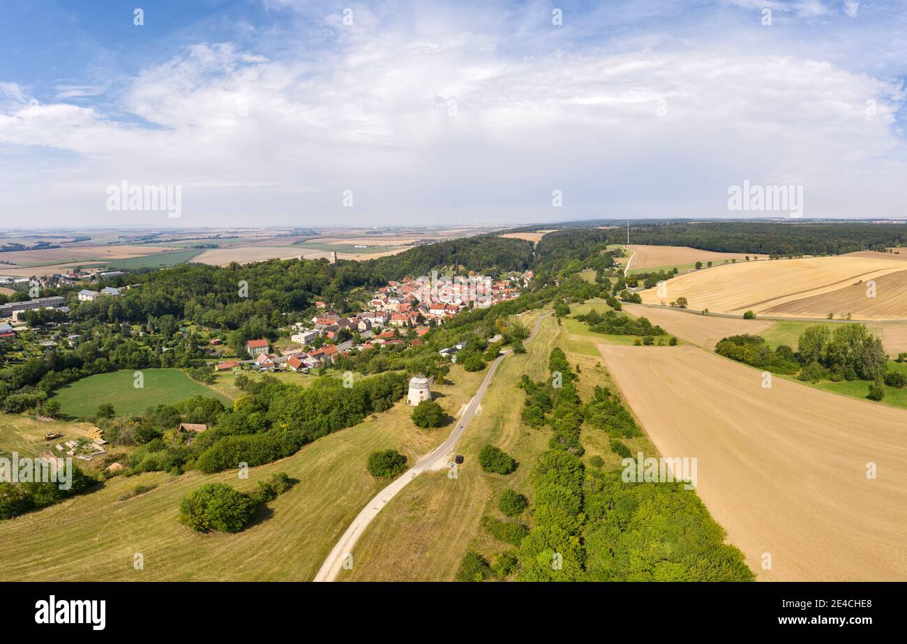Deutschland, Sachsen-Anhalt, Burgenlandkreis, Eckartsberga, Windmühle, Wald, Stadt, Übersicht, Landschaft, Luftbild Stockfoto