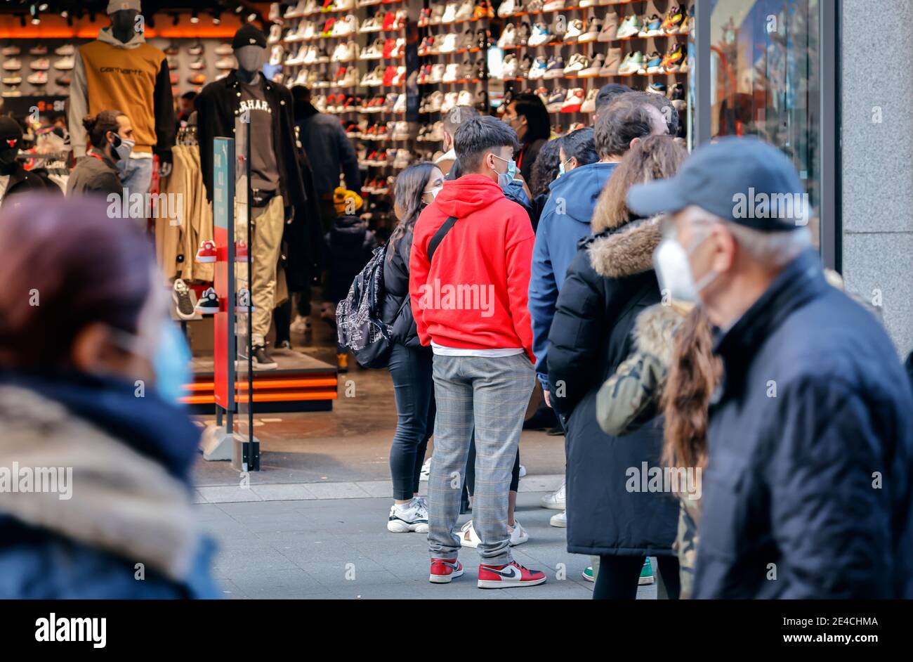 Düsseldorf, Nordrhein-Westfalen, Deutschland - Anstehen am Black Friday Wochenende vor den Geschäften, Düsseldorfer Innenstadt in Zeiten der Coronakrise während des zweiten Teils der Sperre, Passanten mit Schutzmasken beim Einkaufen am Black Friday Wochenende in der Fußgängerzone. Stockfoto