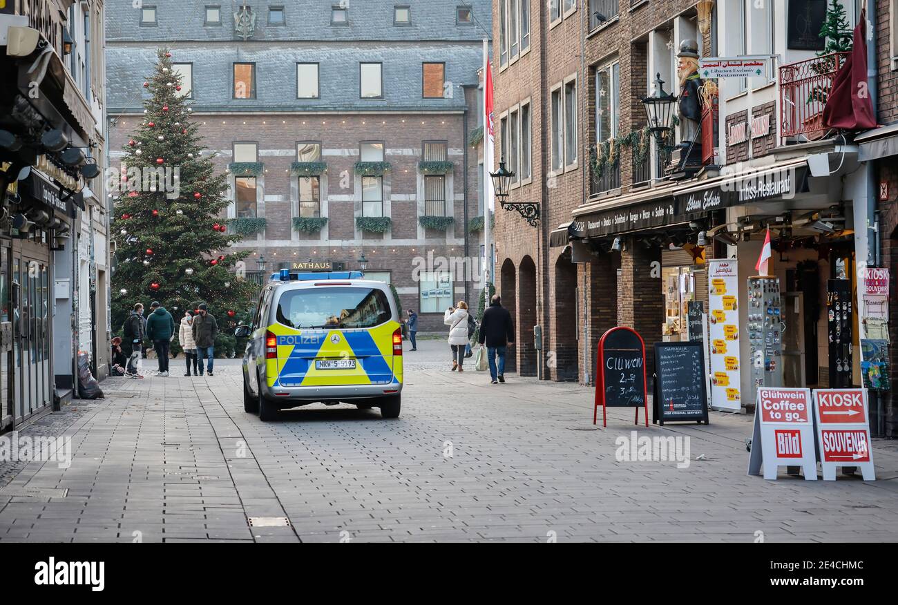 Düsseldorf, Nordrhein-Westfalen, Deutschland - Leere Düsseldorfer Altstadt mit Weihnachtsbaum in Zeiten der Koronakrise während des zweiten Teils der Sperre überprüfte eine Polizeistreife die leeren Straßen der Fußgängerzone. Stockfoto