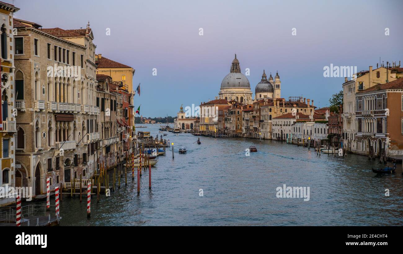 Venedig während Corona Zeiten ohne Touristen, Blick über den Canale Grande bis Santa Maria della Salute Stockfoto