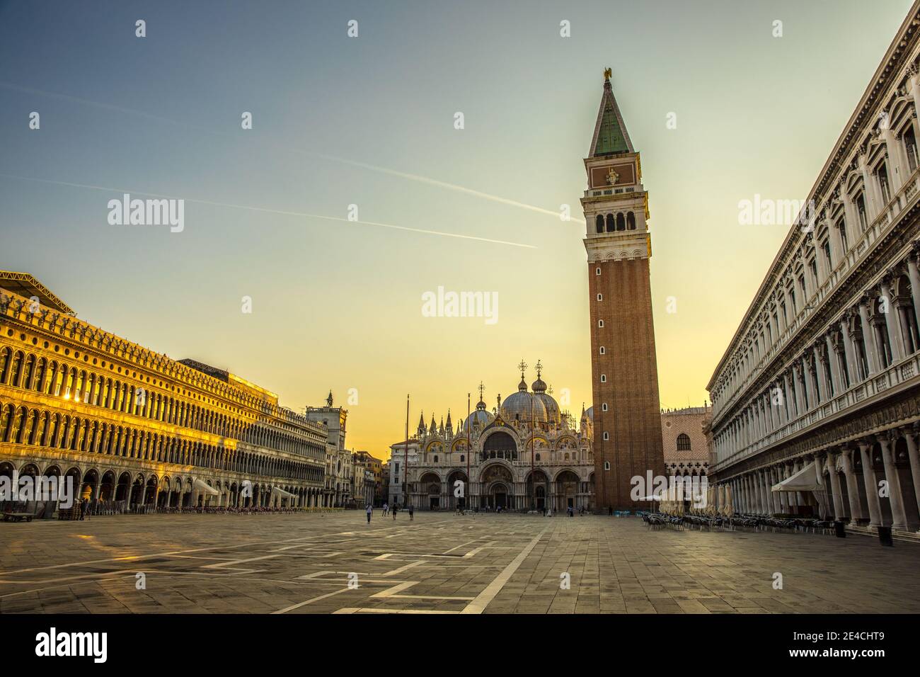 Venedig während Corona Zeiten ohne Touristen, Blick über den Markusplatz zu San Marco und dem Campagnile Stockfoto