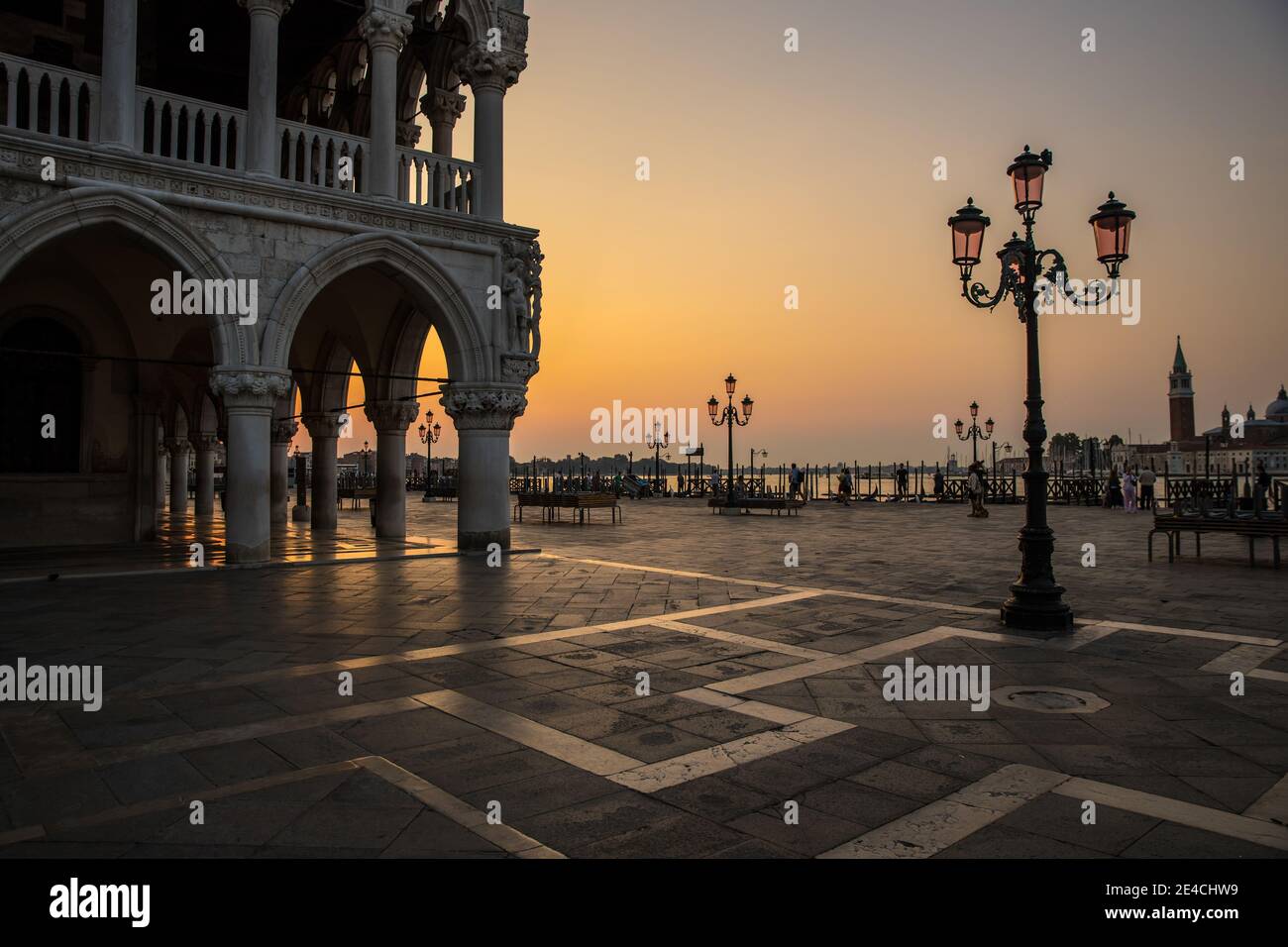 Venedig während Corona Zeiten ohne Touristen, Sonnenaufgang auf dem Markusplatz am Dogenpalast Stockfoto