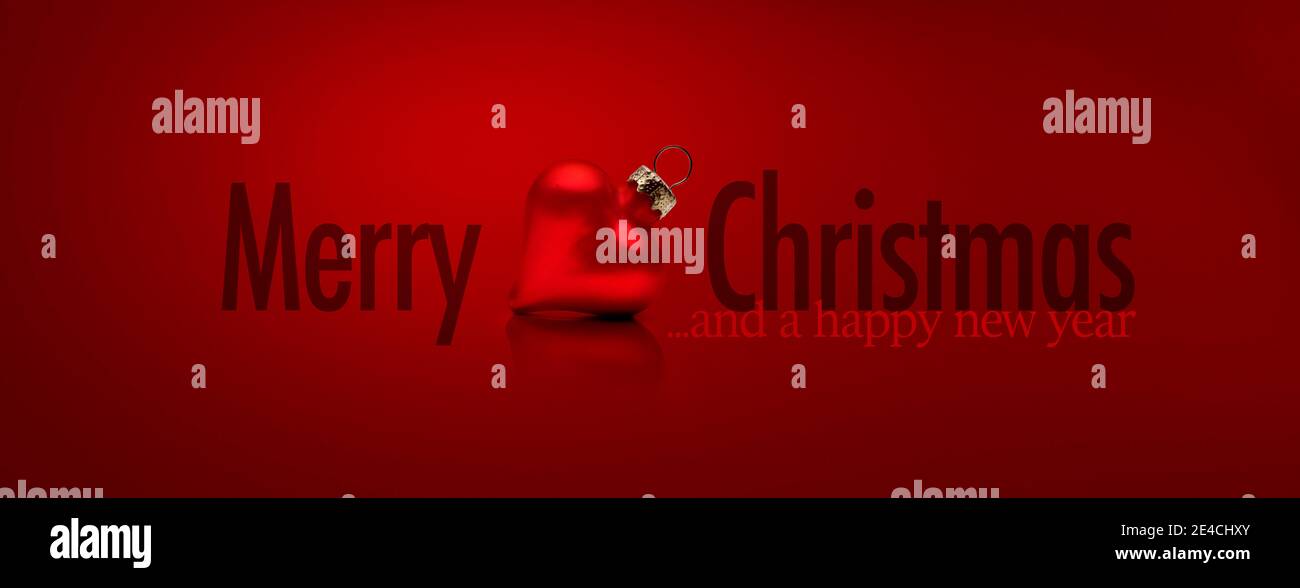 Rote Weihnachtskarte mit herzförmigen Weihnachtskugeln Stockfoto