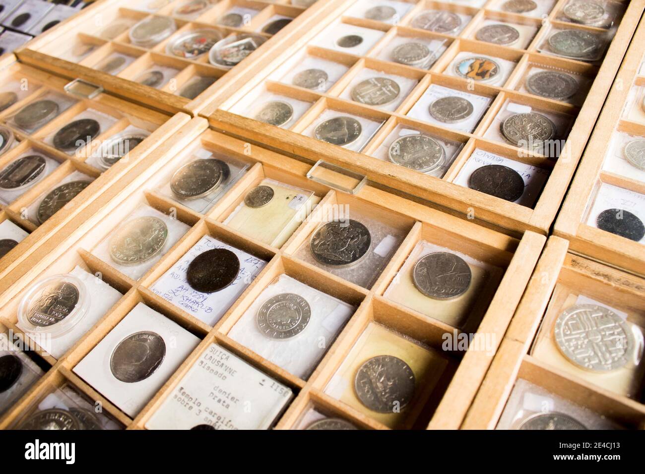 Sammlung verschiedener Münzen verschiedener Länder und Nationen, Formate und Größen. Schweiz Lausanne; Bistum; Denier Silber; Caroline Temple' Stockfoto