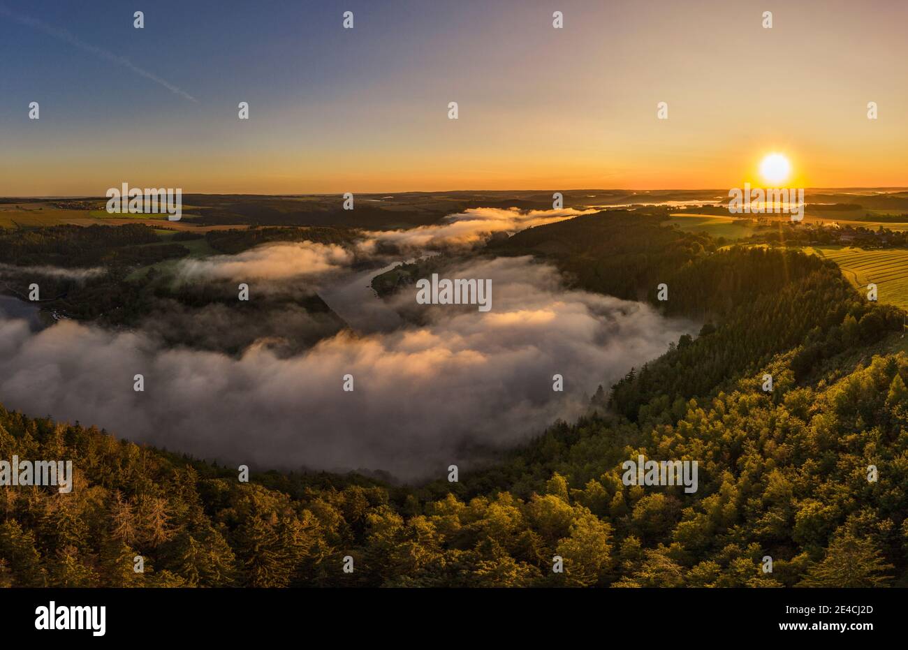 Deutschland, Thüringen, Altenbeuthen, Hohenwartestausee, Talnebel, Wald, Felder, Sonnenaufgang, Panorama Stockfoto