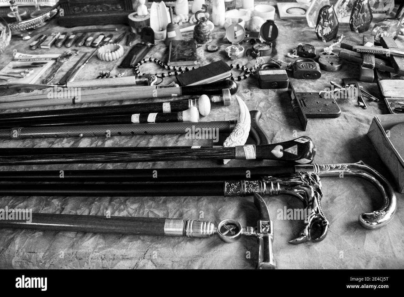 Sao Paulo / SP / Brasilien - 01 03 18: Verschiedene Objekte auf einem Flohmarkt zu sehen, darunter: Stöcke, Vorhängeschlösser, Messer, Schlüssel Stockfoto