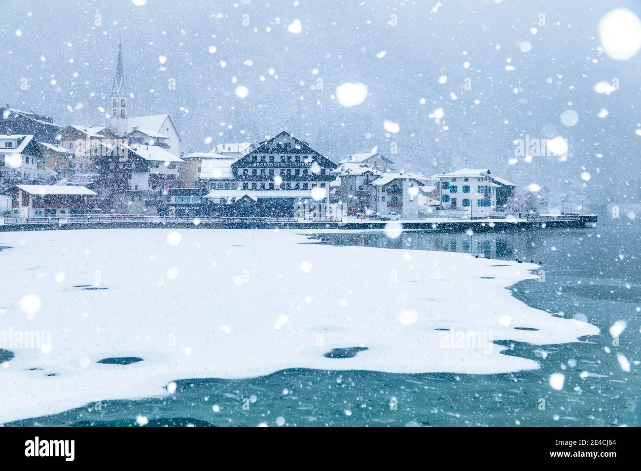 Italien, Venetien, Provinz Belluno, Agordino, Dolomiten, das Dorf Alleghe am See unter Schneefall Stockfoto