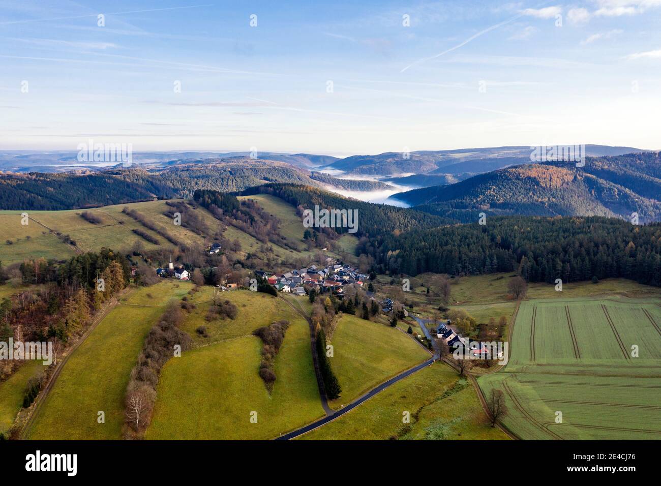 Deutschland, Thüringen, Königsee, Mankenbach, Dorf, Landschaft, Wald, Felder, Berge, Täler, Talnebel, Schwarzburg (weit im Hintergrund), Luftaufnahme Stockfoto