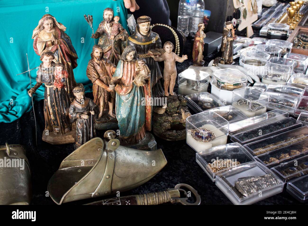 Religiöse Ikonen und Objekte gruppiert - Skulpturen und Statuen. Auch Gold und Silber Schmuck. Stockfoto
