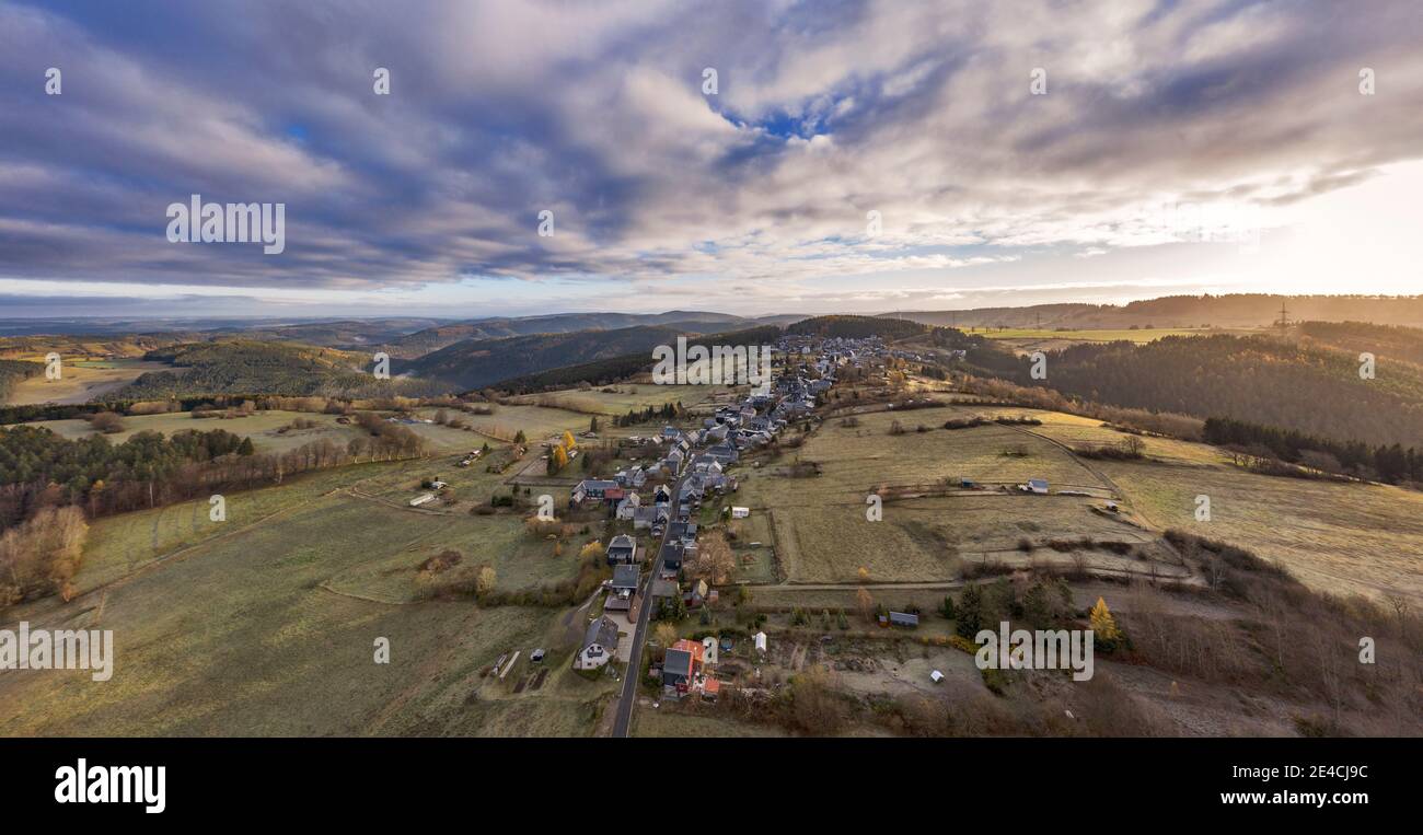 Deutschland, Thüringen, Stadt Schwarzatal, Lichtenhain, Dorf, Landschaft, Wald, Felder, Berge, Täler, Übersicht, Luftbild, Panorama Stockfoto