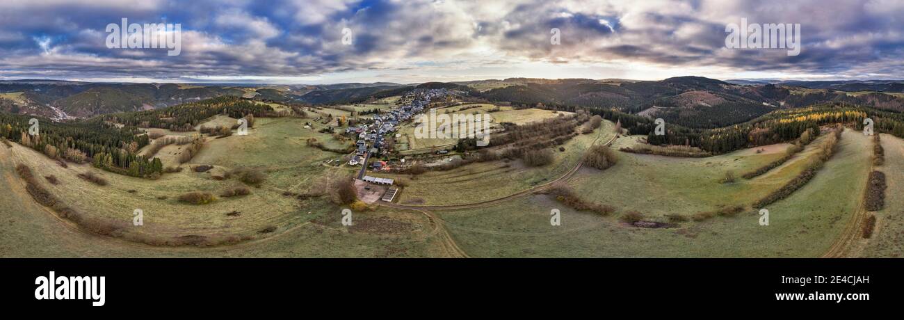 Deutschland, Thüringen, Stadt Schwarzatal, Lichtenhain, Dorf, Landschaft, Wald, Felder, Berge, Täler, Übersicht, Luftbild, 360 Grad Panorama Stockfoto