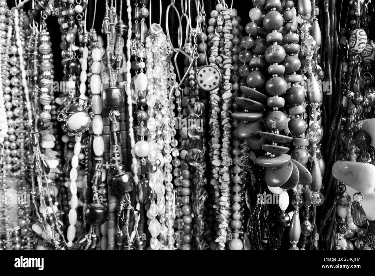 Multiples Halsketten mit Perlen, Samen, Steinen und anderen Materialien. Verschiedene Formen, Farben und Größen. [Schwarzweiß-Version] Stockfoto
