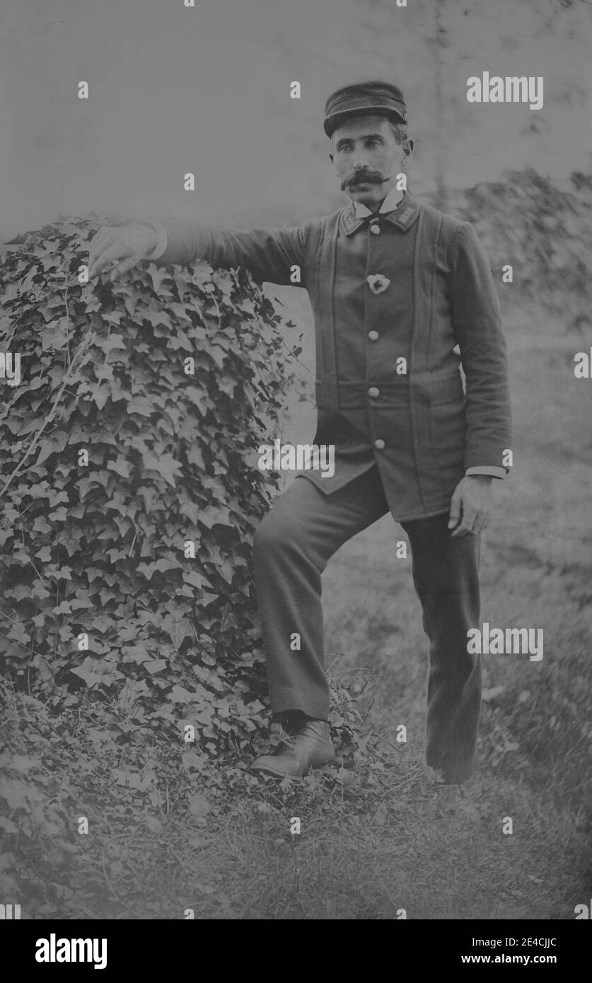 Amerikanisches Archiv monochromes Porträt eines Mannes mit Schnurrbart in Uniform. Aufgenommen im späten 19. Jahrhundert in Port Byron, NY, USA Stockfoto