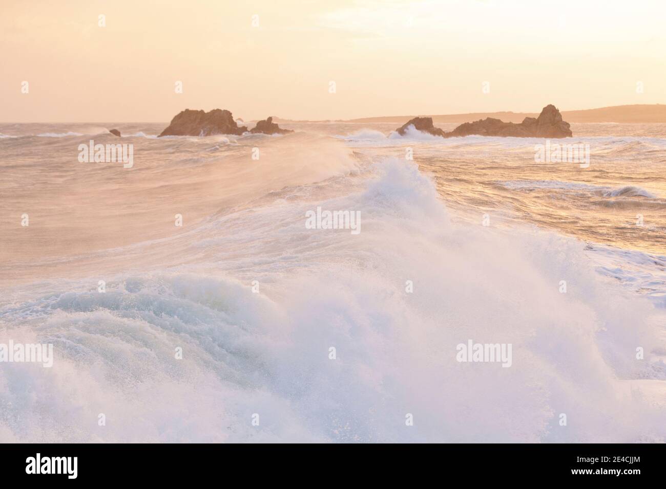 Riesige Wellen bei Sonnenaufgang während Storm Ciara auf Cap de la Hague, Auderville, Cotentin Peninsula, Normandie tobt Stockfoto