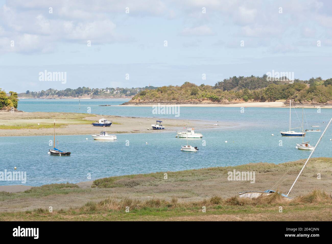 Hafen an der Pointe de la Pepinais zwischen Saint Cast le Guildo und St. Jacut de la Mer in der Bretagne, Frankreich. Stockfoto