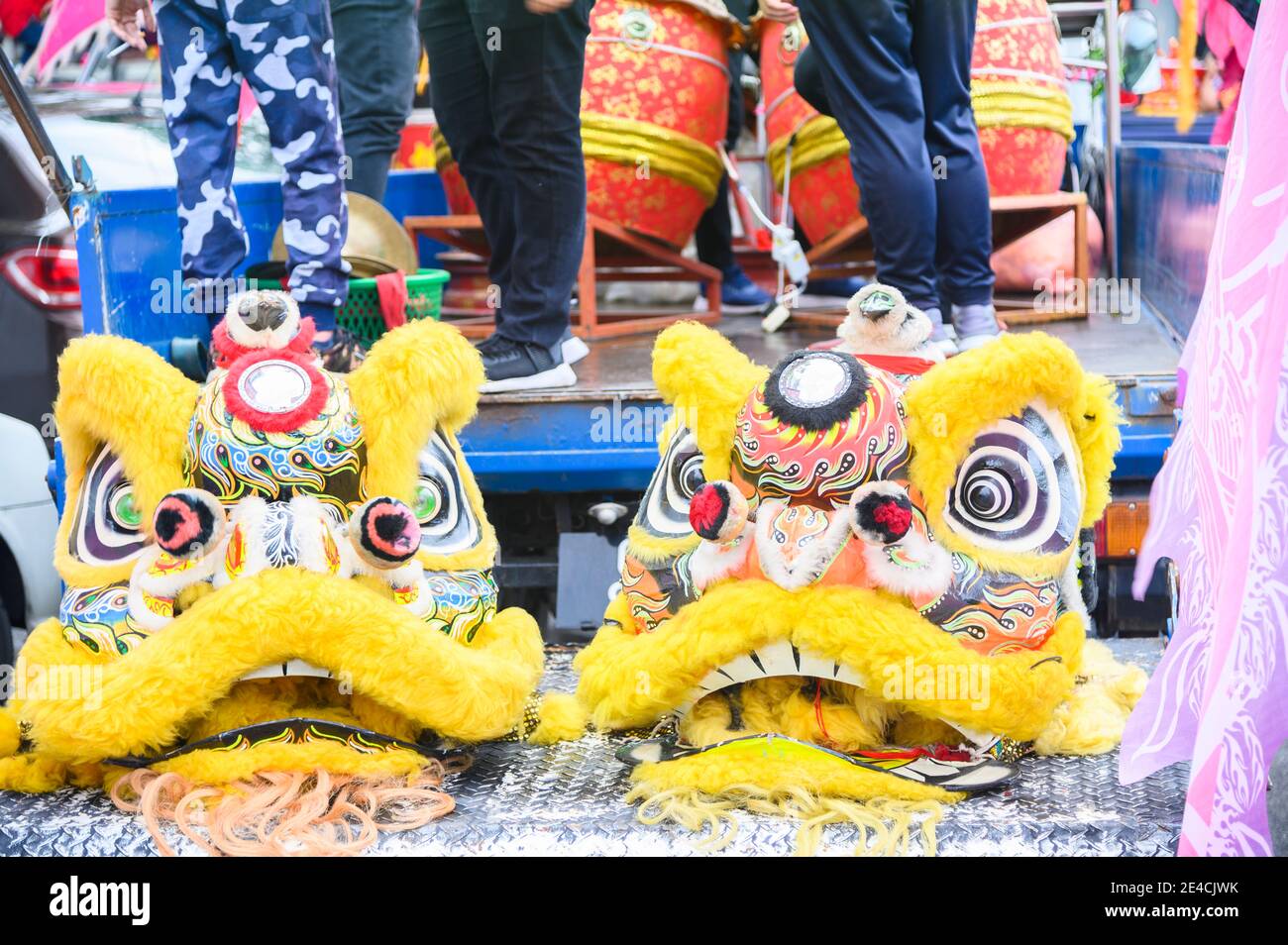 Gelbe chinesische Drachen oder Löwenköpfe Stockfoto