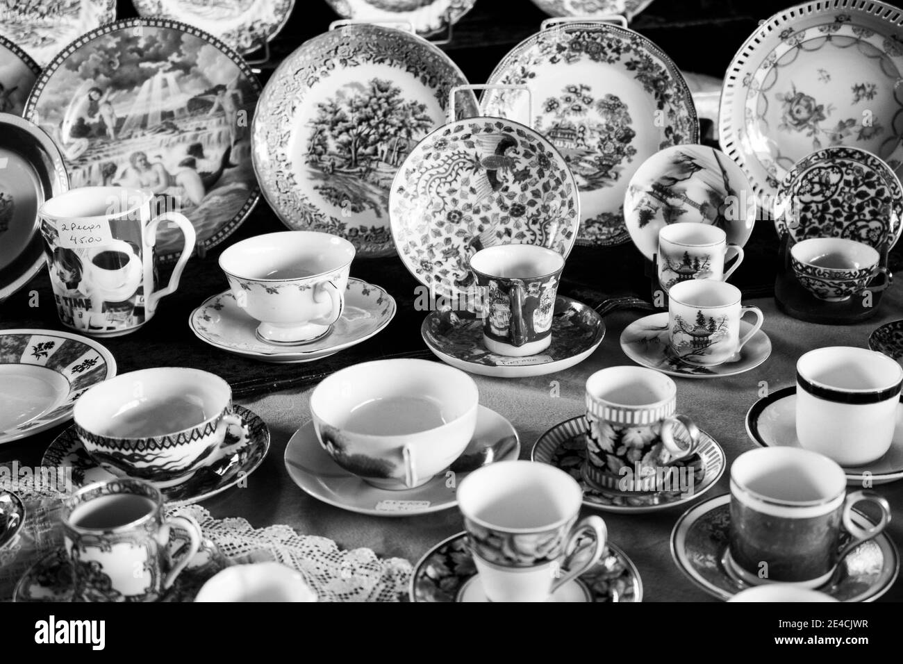 Porzellanverzierung Schwarzweiß-Stockfotos und -bilder - Alamy