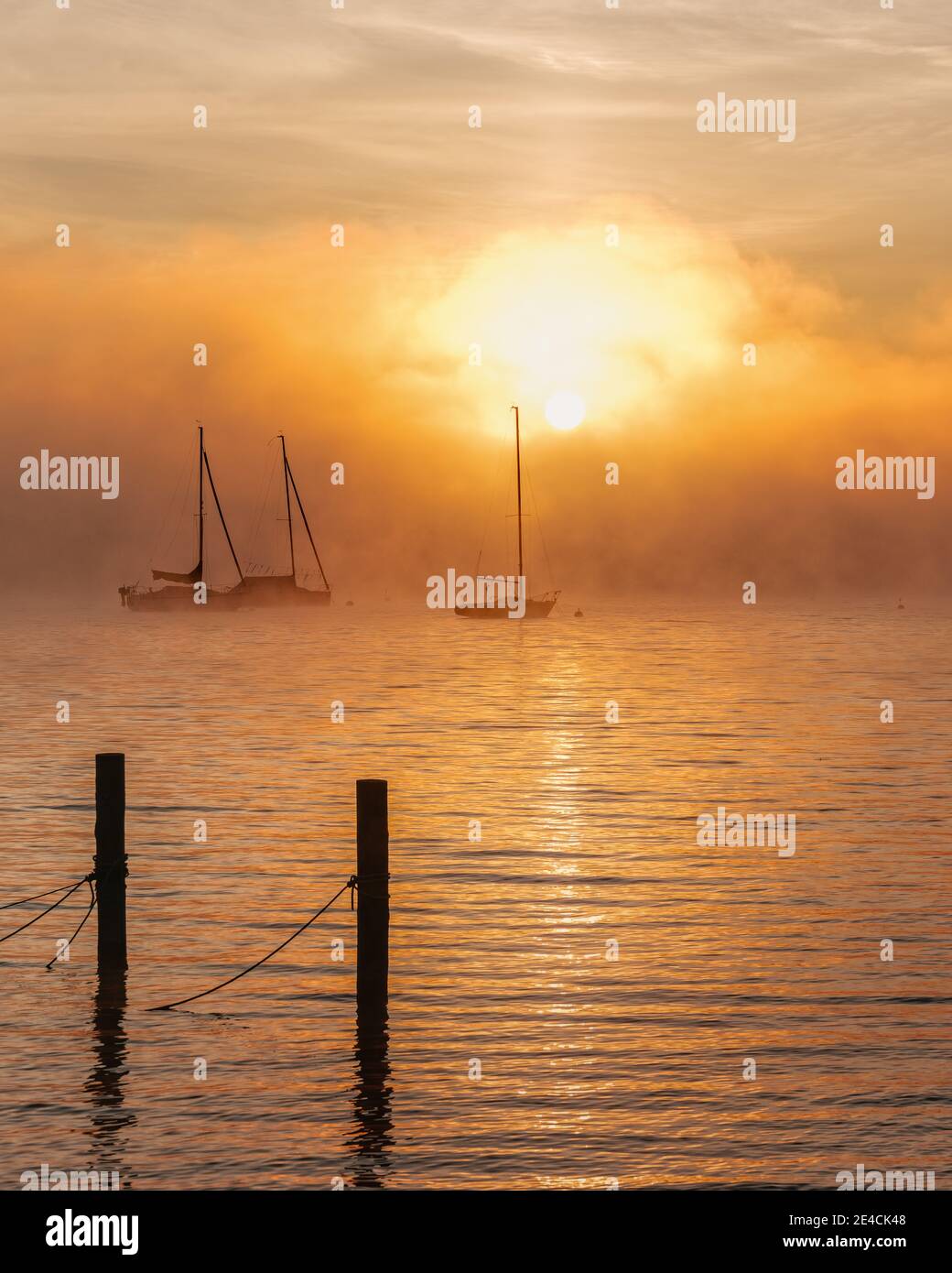 Morgenstimmung bei Sonnenaufgang mit Meeresnebel am Ammersee Stockfoto