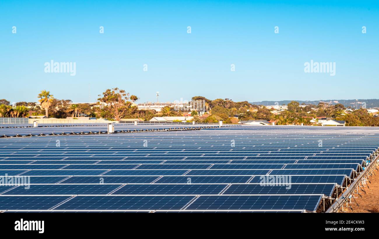 Bau einer neuen Solarpaneelfarm in der Nähe von O'Sullivan Beach, South Australia Stockfoto