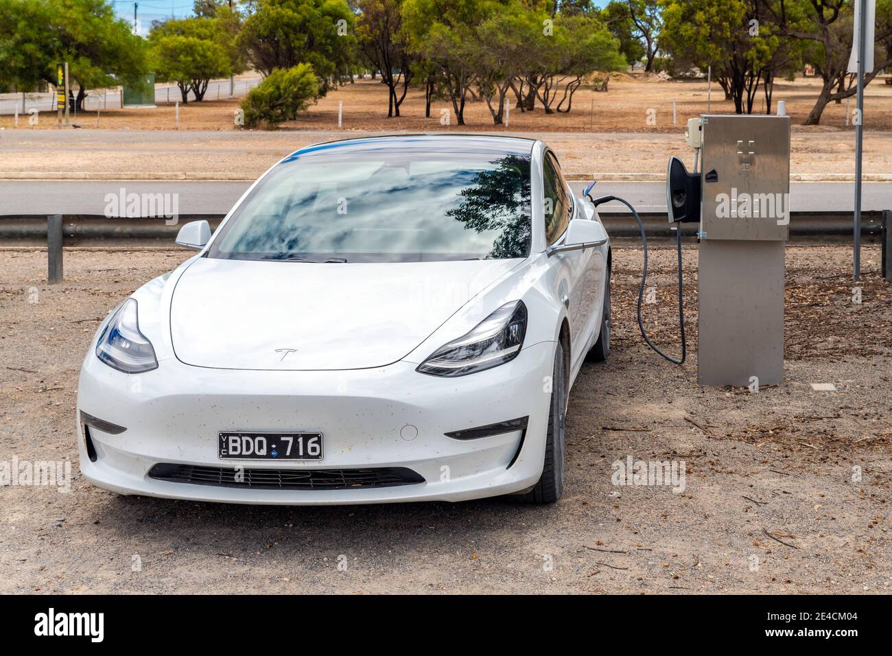 Yorke Peninsula, Südaustralien - 18. Januar 2020: Tesla-Ladestation entlang der Straße mit dem Modell 3-Auto in Minlaton an einem Tag Stockfoto