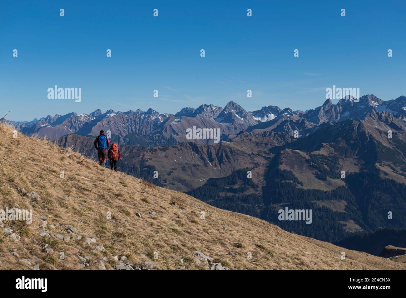 Europa, Österreich, Vorarlberg, Kleinwalsertal, Wanderer, die von Hohen Ifen mit Blick auf die Allgäuer Alpen abfahren Stockfoto