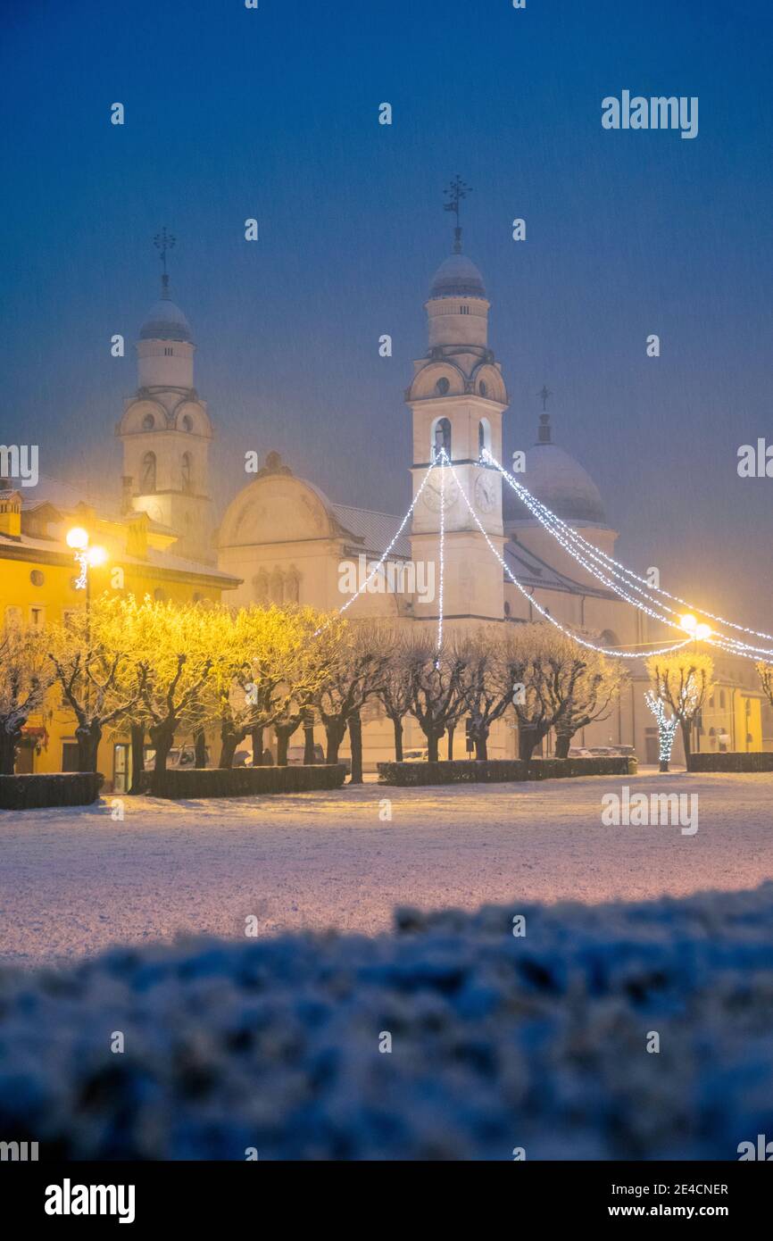 Italien, Venetien, Belluno, Agordino, die Stadt Agordo im Winter aus dem großen Park im Zentrum als Broi bekannt gesehen Stockfoto
