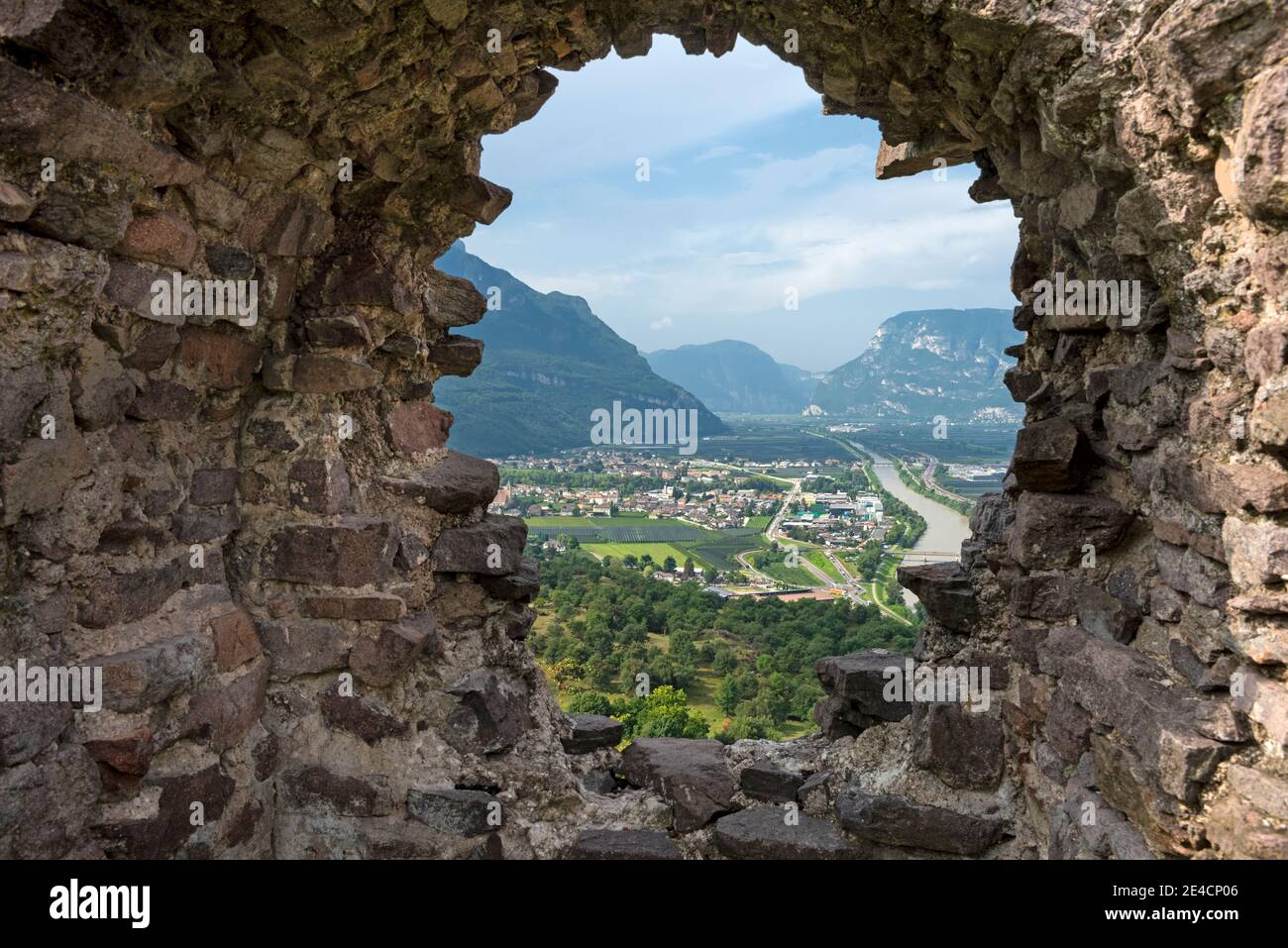 Montan, Provinz Bozen, Südtirol, Italien. Blick von Castelfeder mit der prähistorischen Vorhangmauer in der Südtiroler Tiefebene Stockfoto