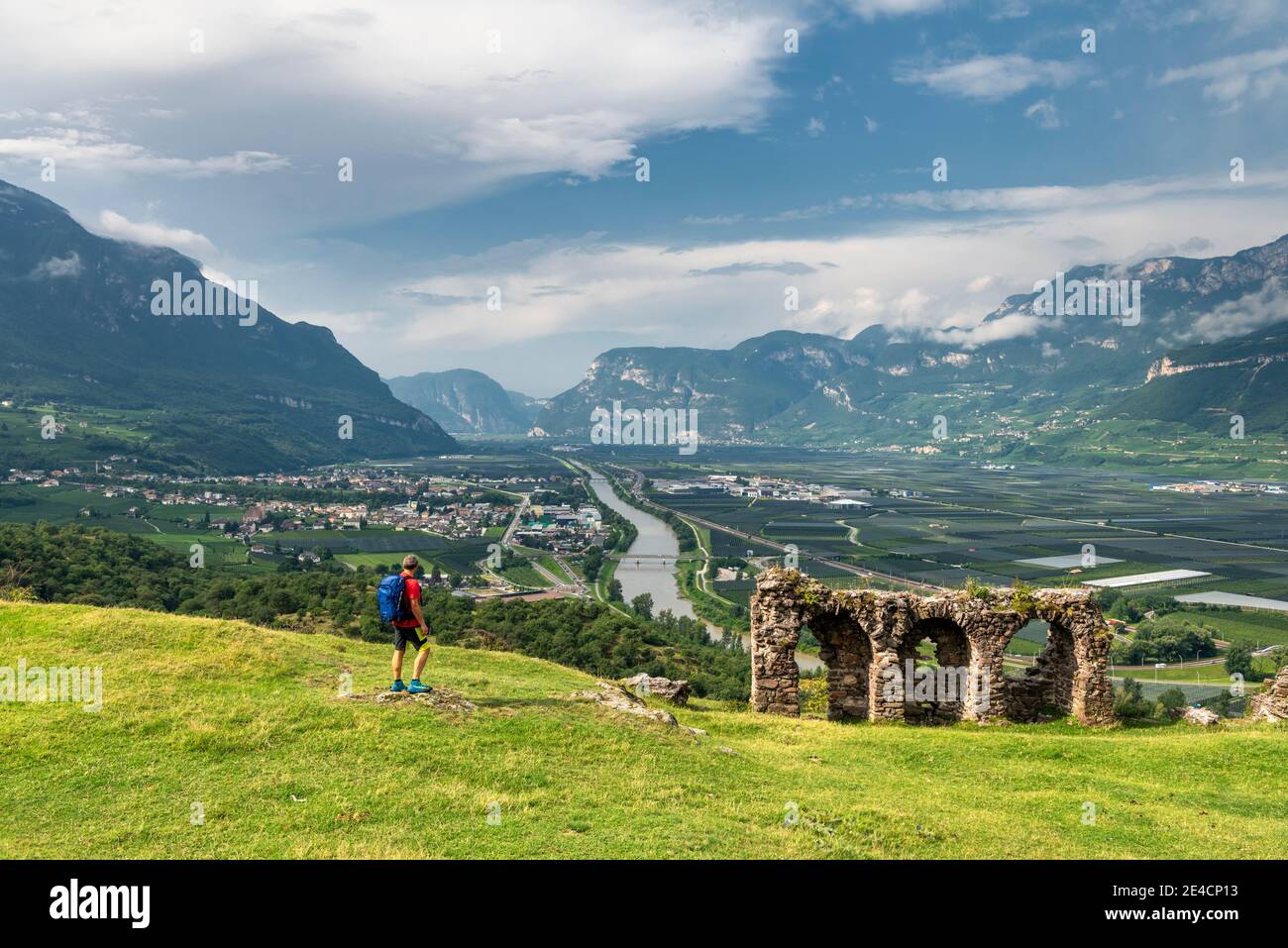 Montan, Provinz Bozen, Südtirol, Italien. Blick von Castelfeder mit der prähistorischen Vorhangmauer in der Südtiroler Tiefebene Stockfoto