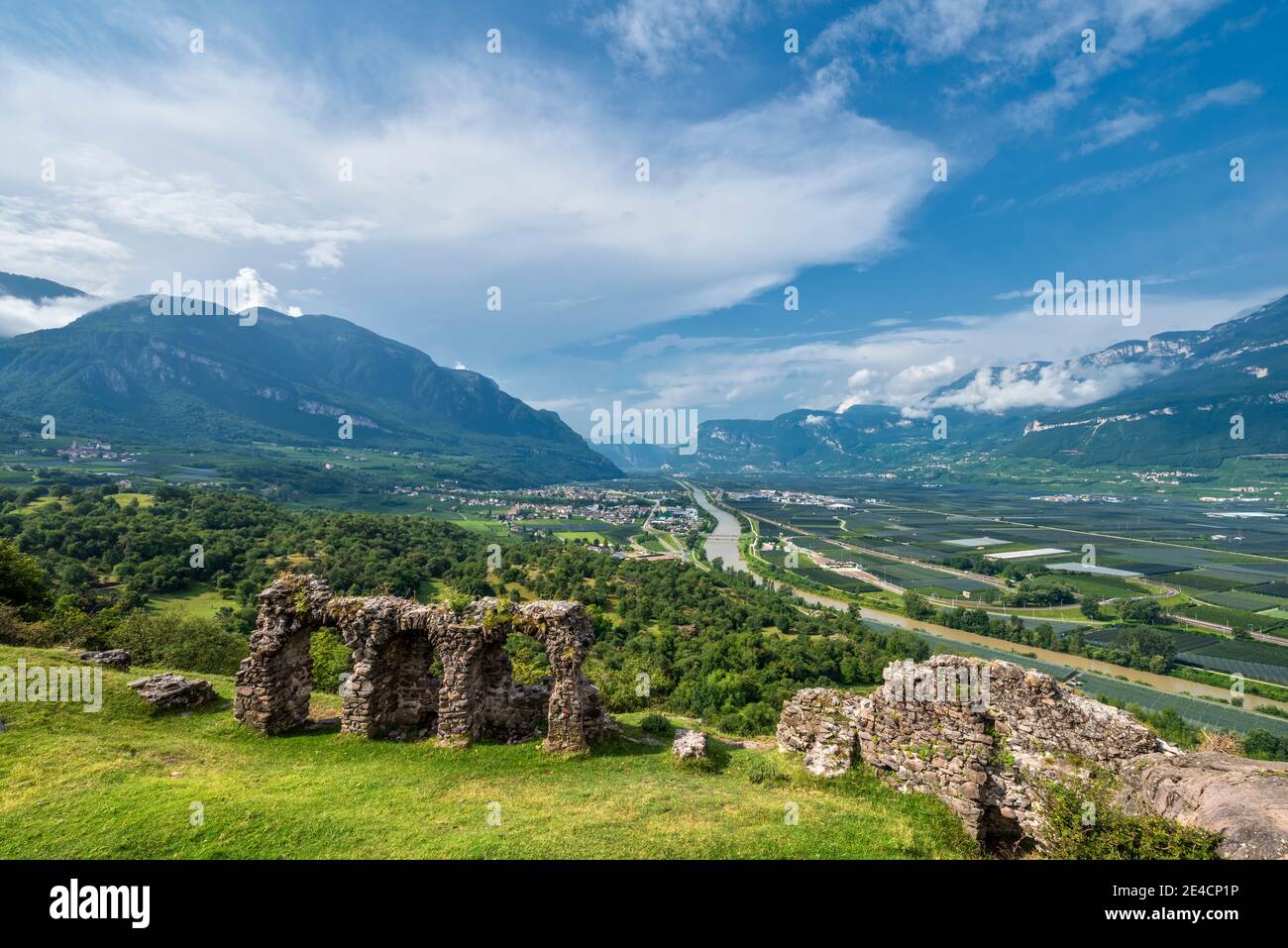 Montan, Provinz Bozen, Südtirol, Italien. Blick von Castelfeder mit der prähistorischen Vorhangmauer in der Südtiroler Tiefebene Stockfoto