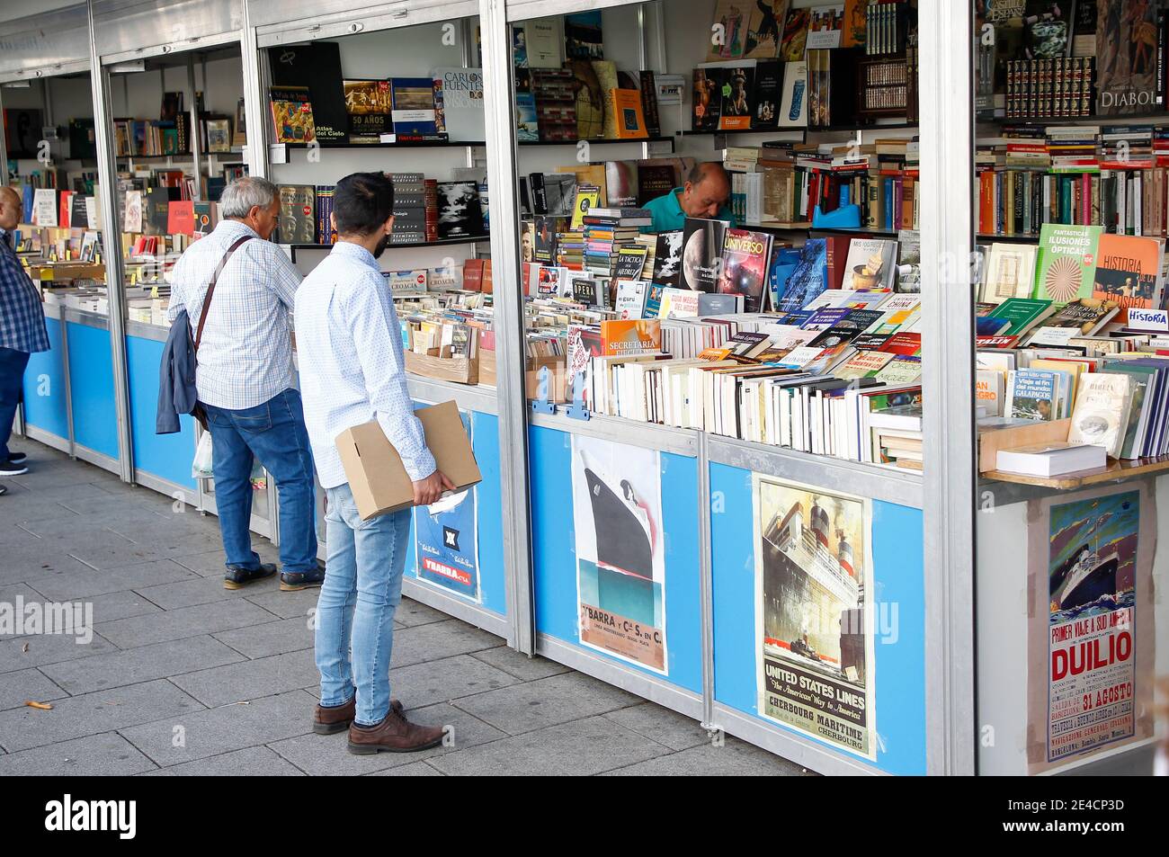 Coruna, Spanien. Leute, die alte Bücher in den Ständen der Messe, die jedes Jahr in einem Park im Zentrum der Stadt A Coruna auf Au stattfindet Stockfoto