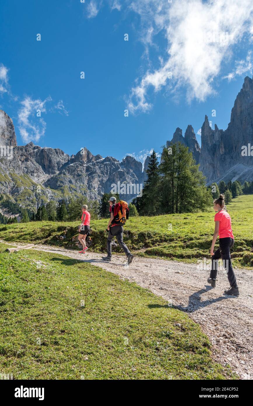 Tierers, Tierser Tal, Bozen, Dolomiten, Südtirol, Italien. Wanderer auf dem Aufstieg zum Haniger Schwaige, im Hintergrund die berühmten Vajolet-Türme Stockfoto