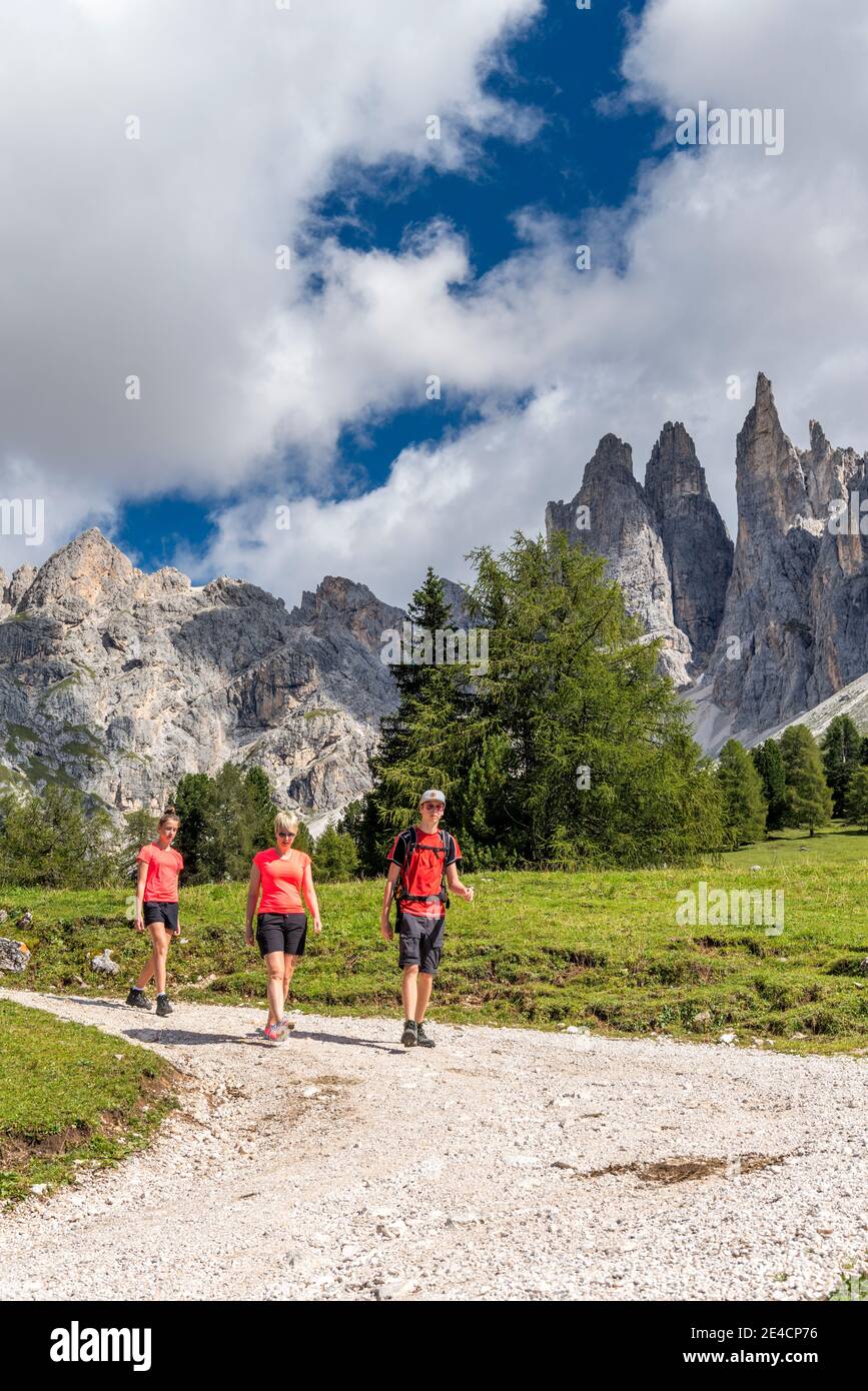 Tierers, Tierser Tal, Bozen, Dolomiten, Südtirol, Italien. Wanderer vor den berühmten Felsengipfeln der Vajolet-Türme Stockfoto