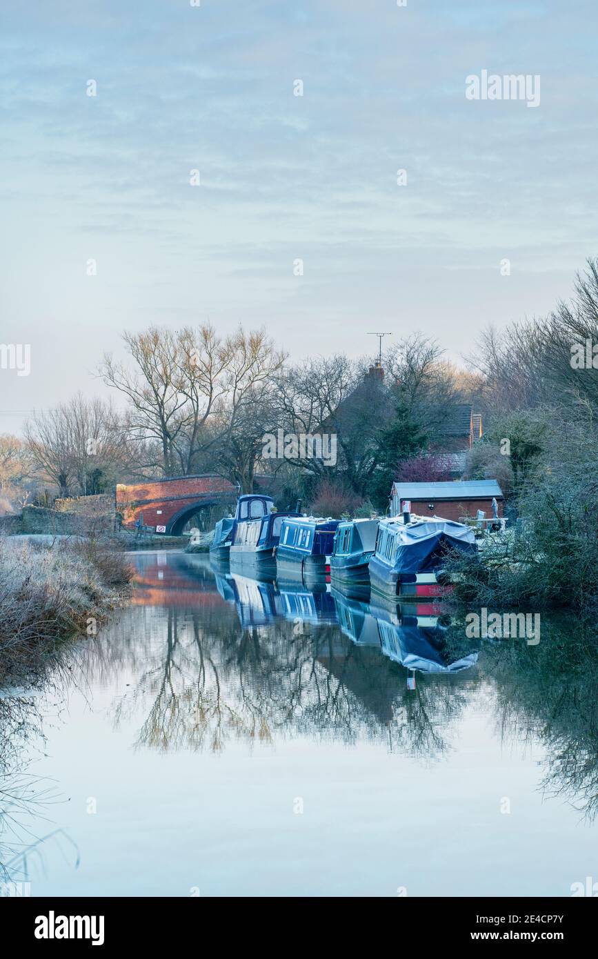 Kanalboote auf dem oxford-Kanal im Frost. Somerton, North Oxfordshire, England Stockfoto