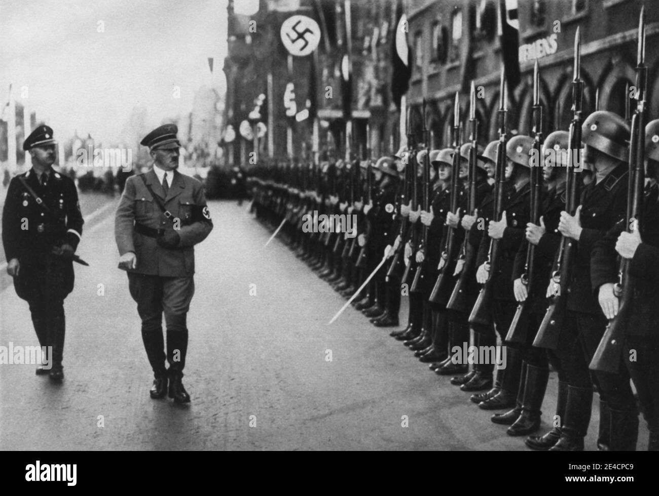 Hitler und Himmler am Parteitag der Freiheit (Parteitag der Freiheit) Besichtigung der Leibstandarte Ehrengarde Stockfoto