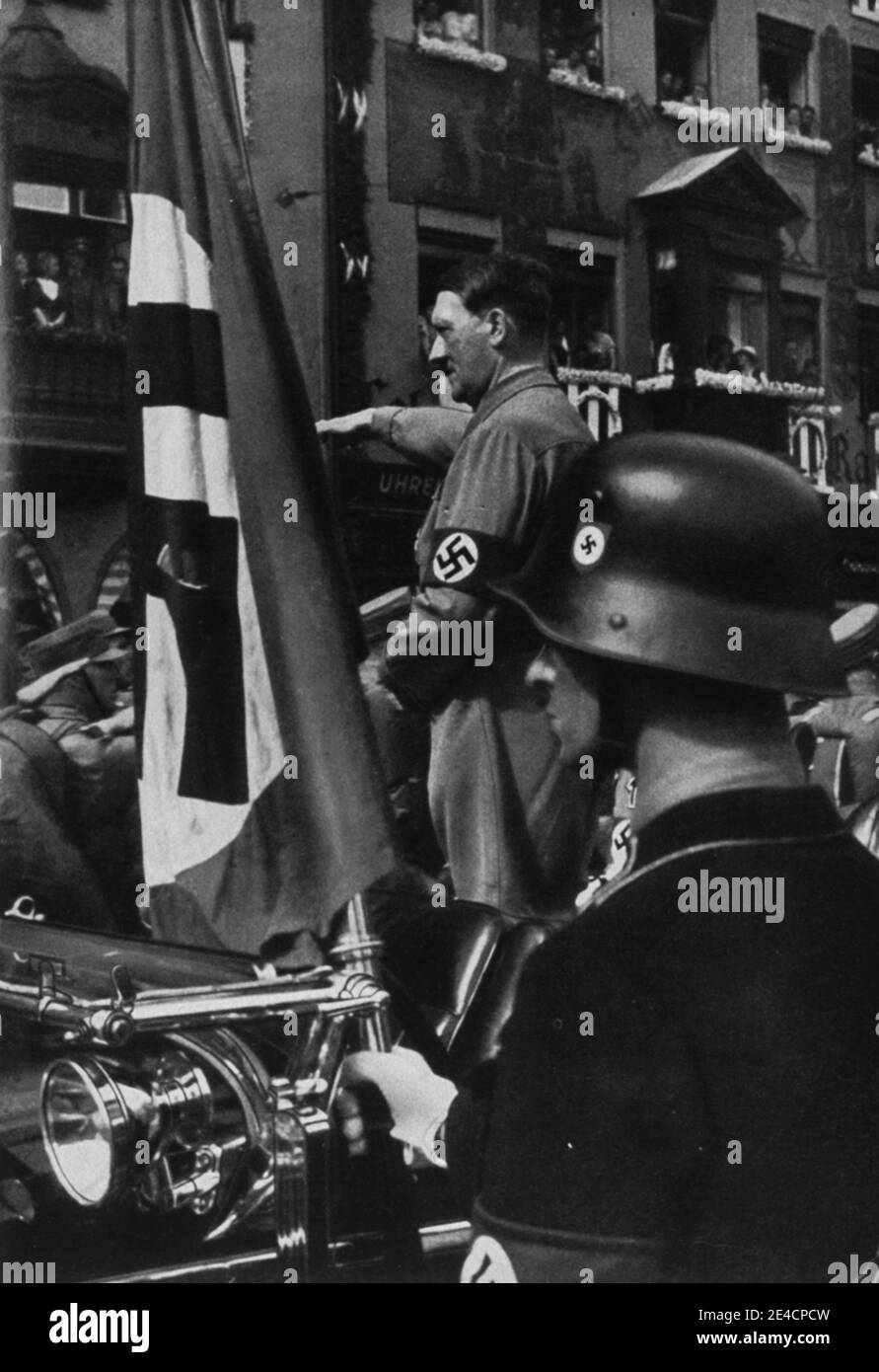 Hitler und die Blutfahne Von 1923 am Reichsparteitag Nürnberg Stockfoto