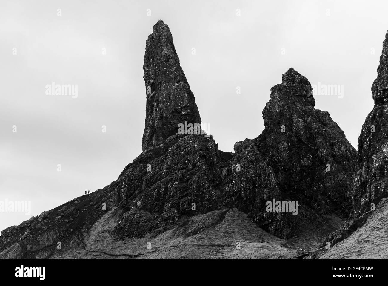 Großbritannien, Schottland, Innere Hebriden, Isle of Skye, Trotternish, zwei Menschen wandern auf dem Grat zum Old man of Storr Stockfoto