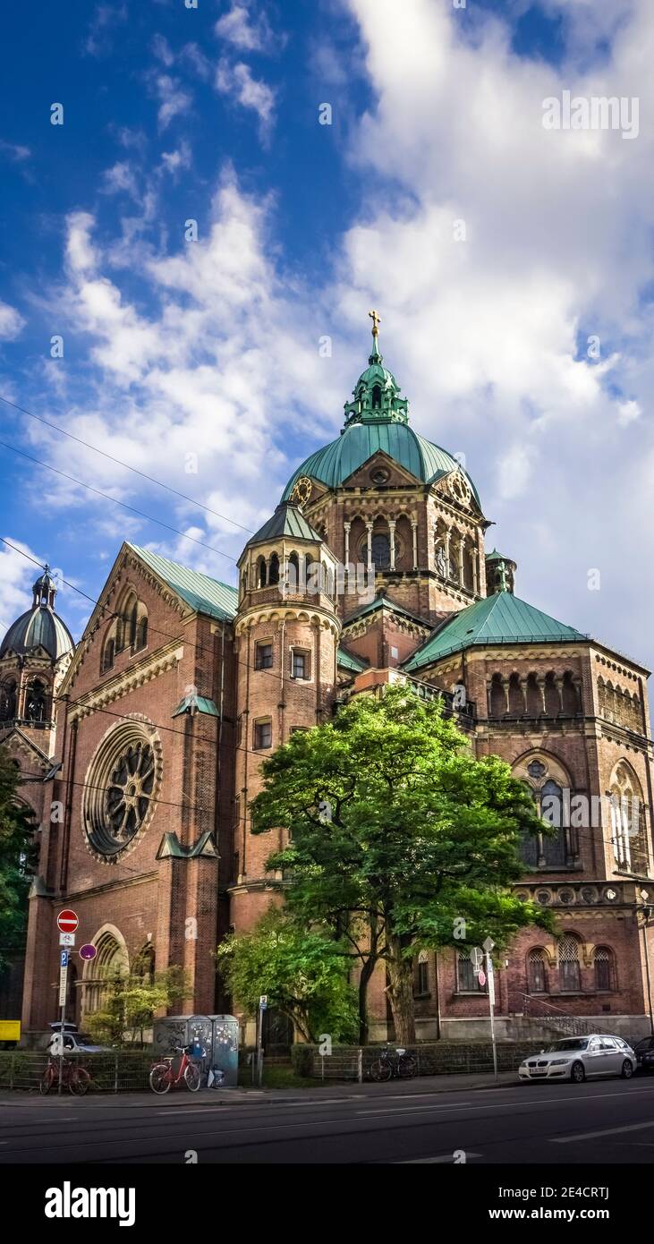 Die Lukaskirche ist ein evangelisch-lutherisches Kirchengebäude in München. Die Kirche wurde von 1893 bis 1896 nach Plänen von Albert Schmidt erbaut. Stockfoto