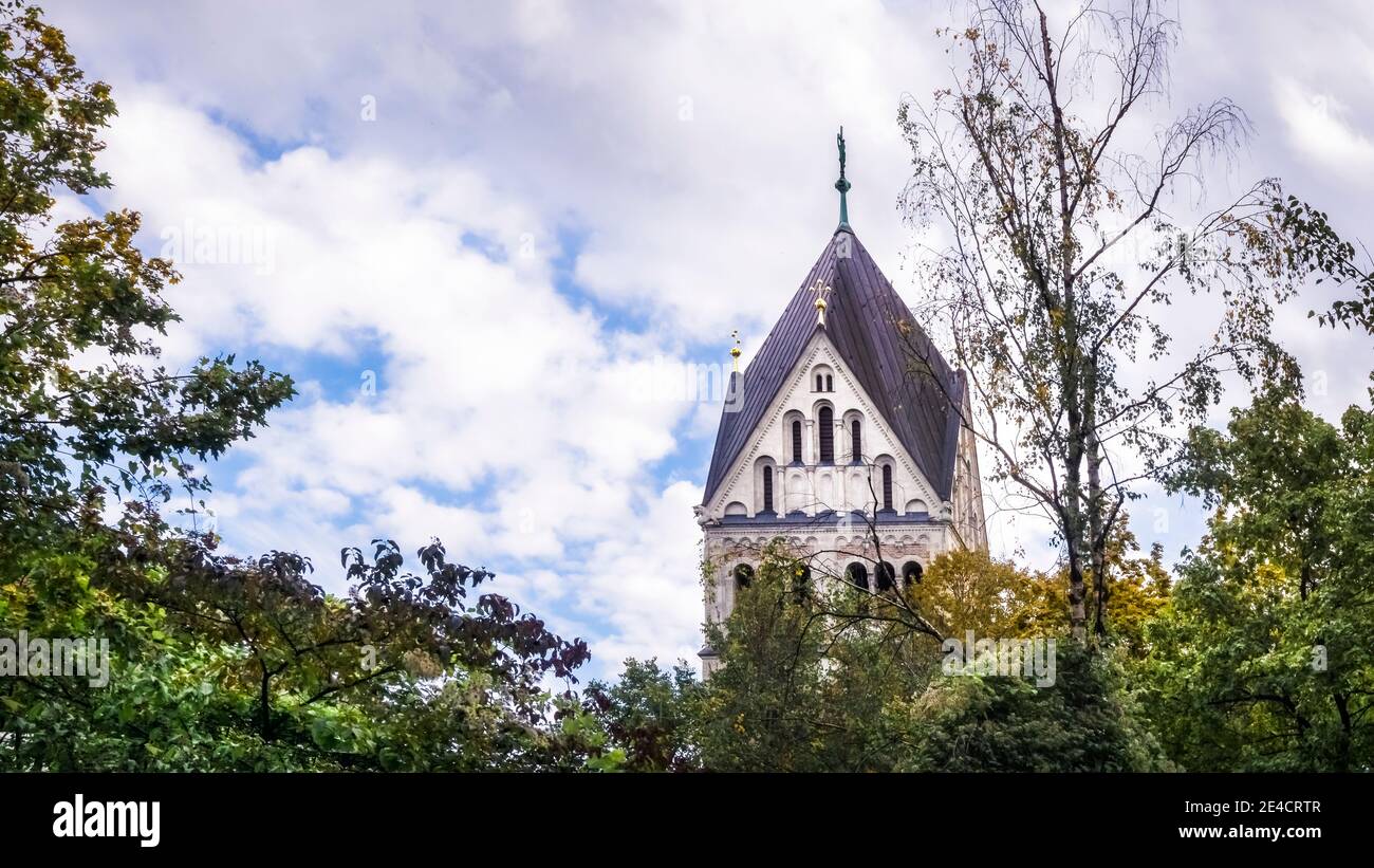 Die katholische Pfarrkirche St. Anna im Lehel in München wurde von 1887 bis 1892 im neoromanischen Stil nach Plänen von Gabriel von Seidl erbaut. Gilt als eines der besten Beispiele des Historismus in München. Stockfoto