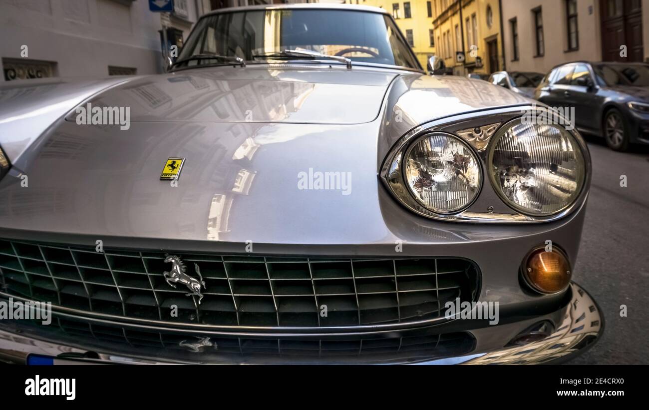 Ferrari 330 GT 2 + 2 (1964–1967) in München. Entworfen von Sergio Pininfarina Stockfoto