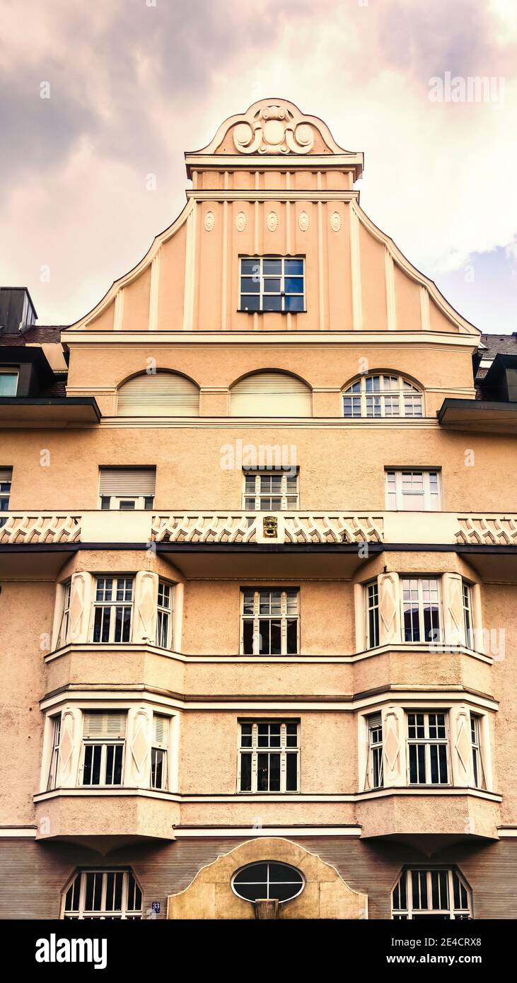 Fassade in München mit einer hohen Wohnung mit dekorativem Giebel, in spätem Jugendstil, entworfen von Otho Orlando kurz und Eduard Herbert in den Jahren 1909–1910. Stockfoto