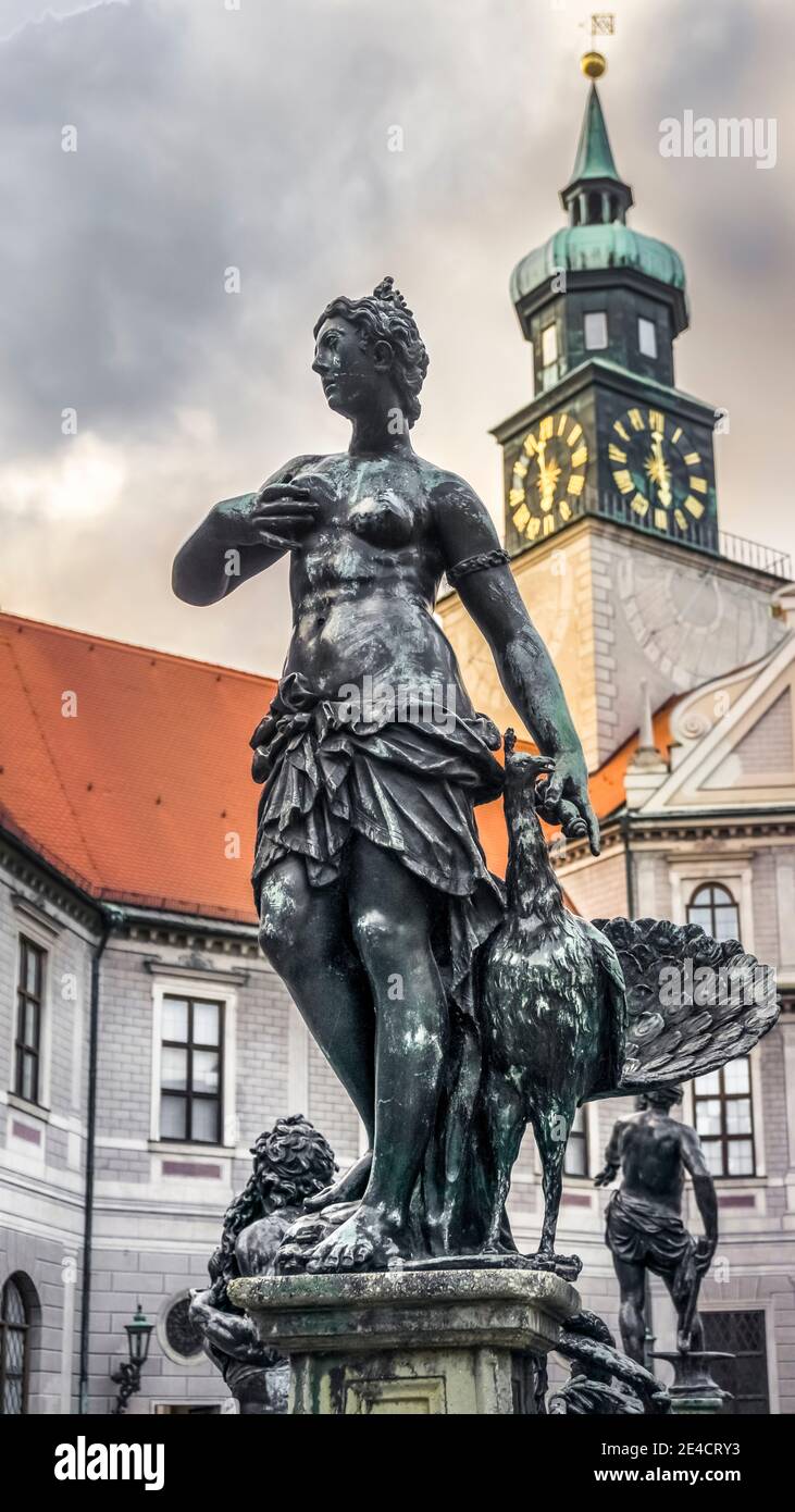 1610 wurde in der Residenz in München der große Wittelsbacher Brunnen errichtet. Figur von Hera und Pfau. Es steht für das Element Luft. Stockfoto