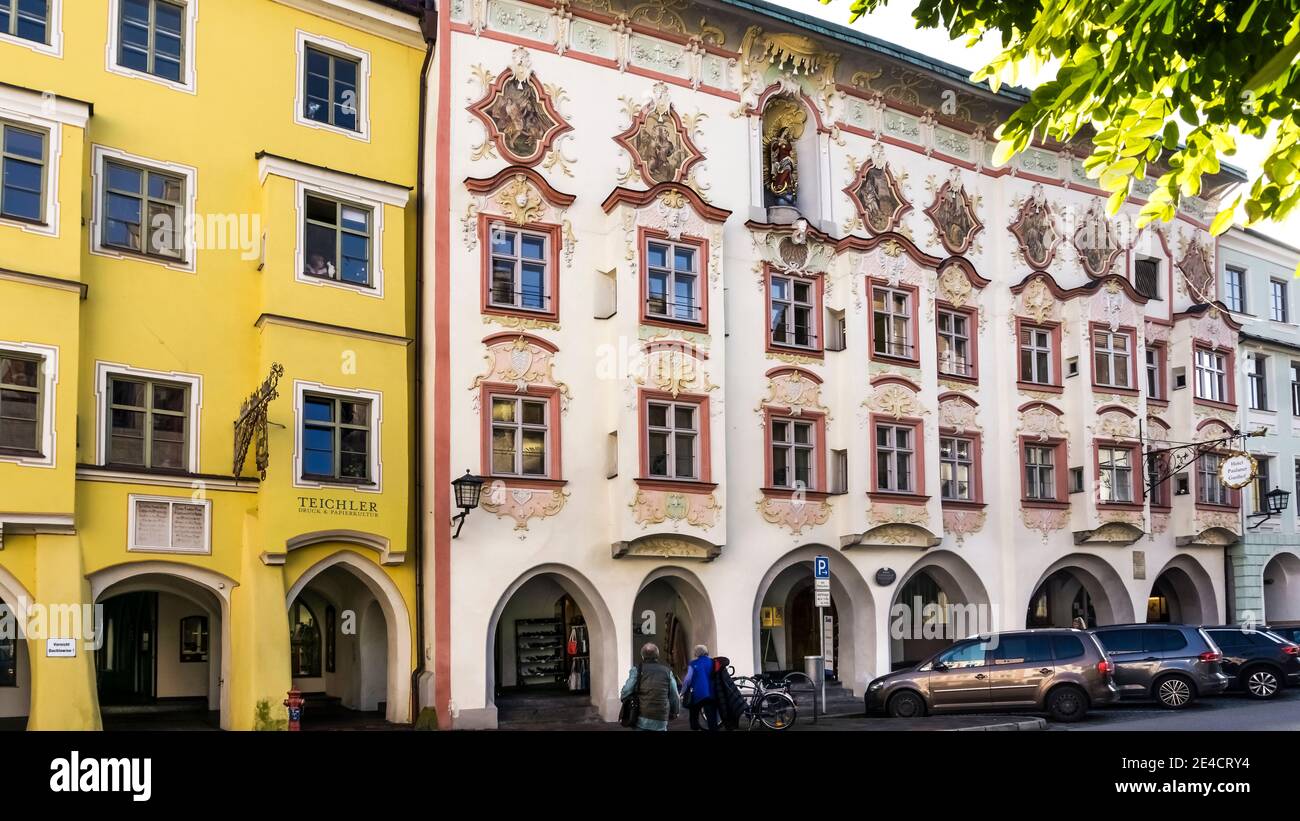 Das Kernhaus wurde im 15. Jahrhundert auf dem Marienplatz in Wasserburg erbaut. Die Fassade ist ein Beispiel für den Spätbarock in Süddeutschland. Stockfoto