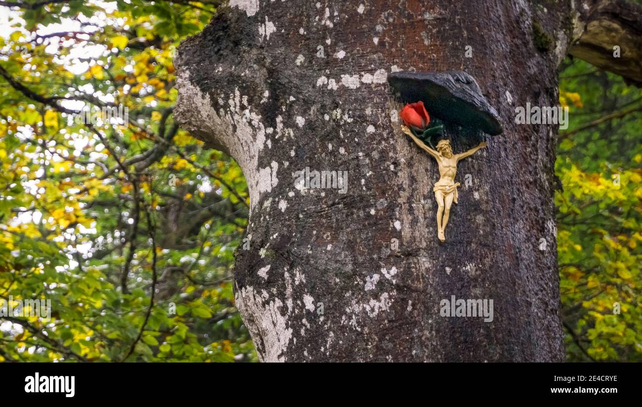 Jesus Christus hängt an einem Baum in der Nähe von Wildbad Kreuth Stockfoto