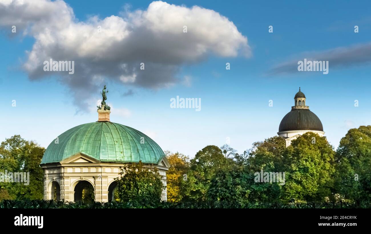 Kuppel des Diana-Tempels, 1615 von Heinrich schön dem Älteren erbaut, und Kuppel der Bayerischen Staatskanzlei im Hofgarten in München. Stockfoto